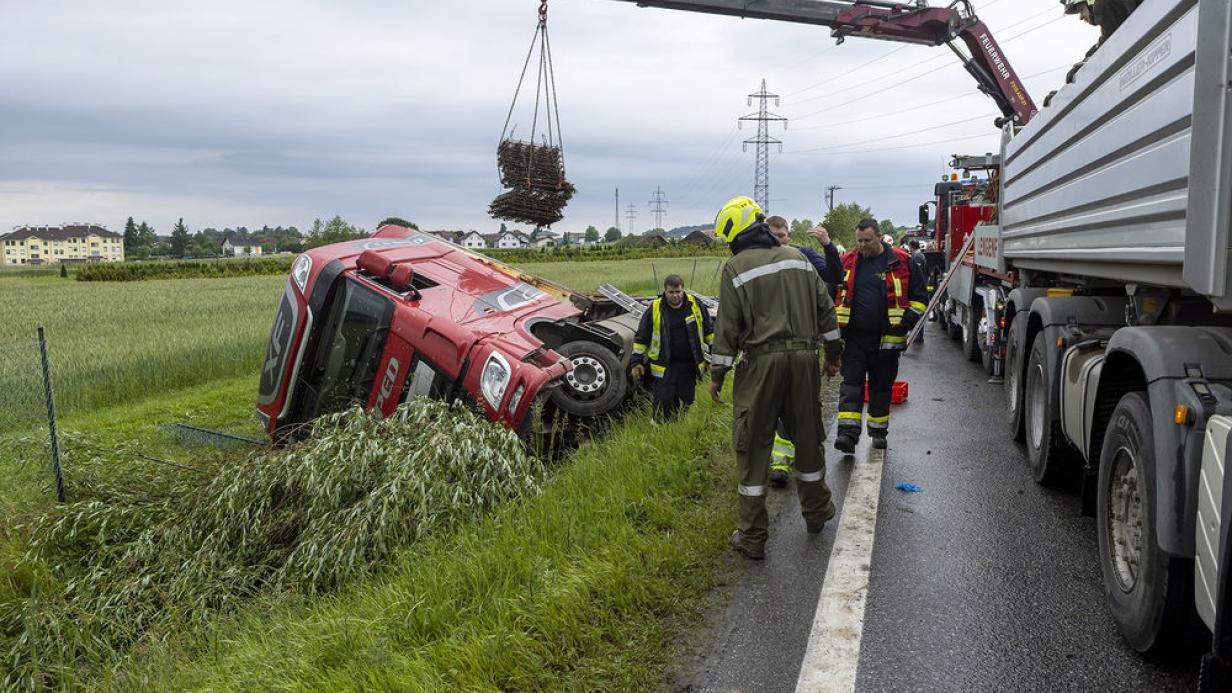 B37 Stundenlang Gesperrt: Lkw Landete Im Graben