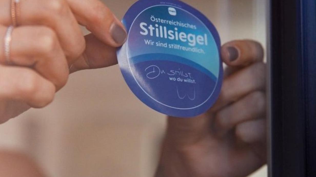 NÖBetriebe tragen Siegel für Stillen in der Öffentlichkeit