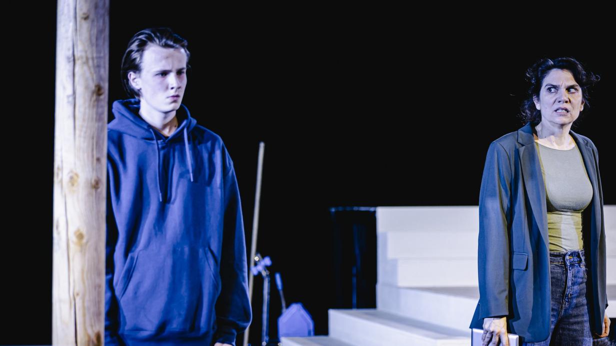 In Braunschlag an der Tankstelle beim Bier ins Leere stieren