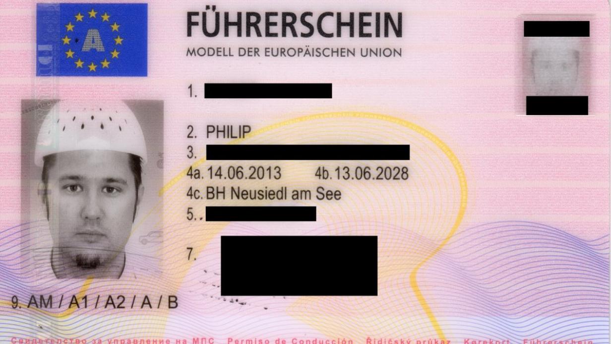 BH Genehmigte Lichtbildausweis Mit Nudelsieb Als Kopfbedeckung