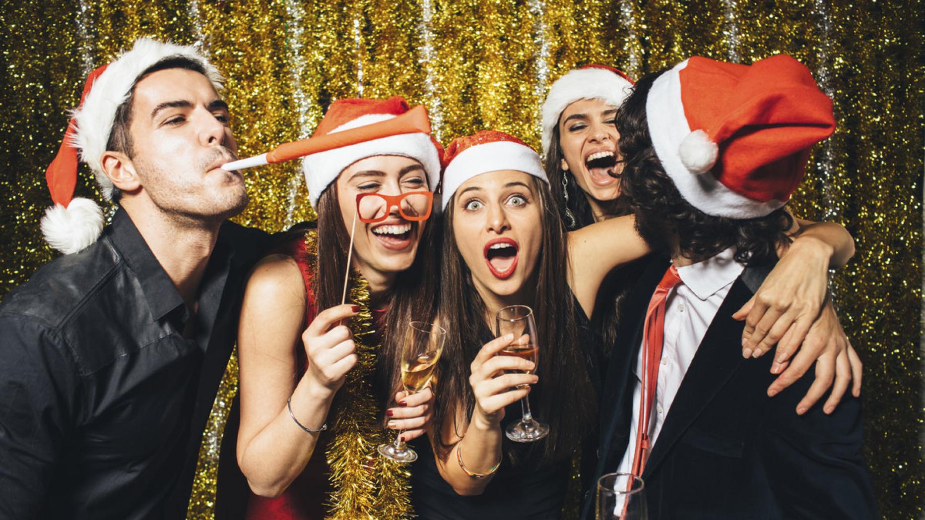 Новый год люди. Новогодняя вечеринка в офисе. Корпоратив в офисе. Фотозона на новый год корпоратив. Предновогодние корпоративы.
