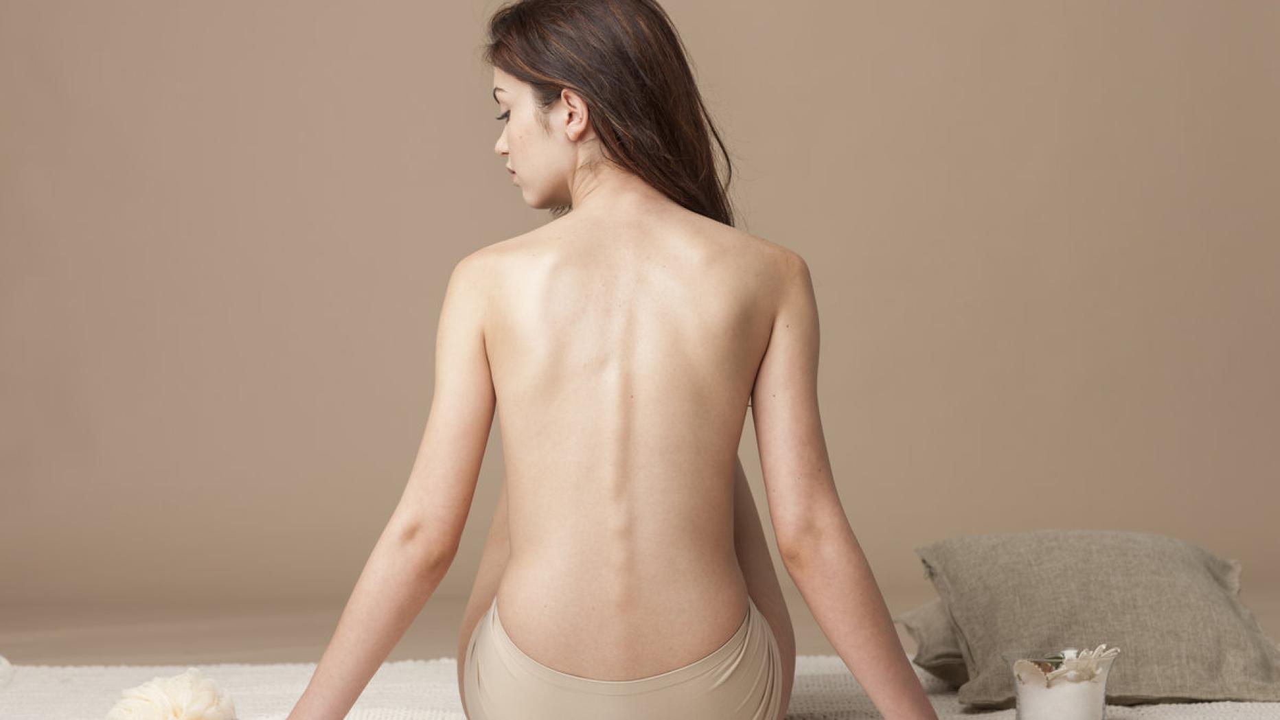 Кожа на пояснице. Здоровая кожа спины. Чистая спина. Ровная женская спина. Идеальная кожа спины.