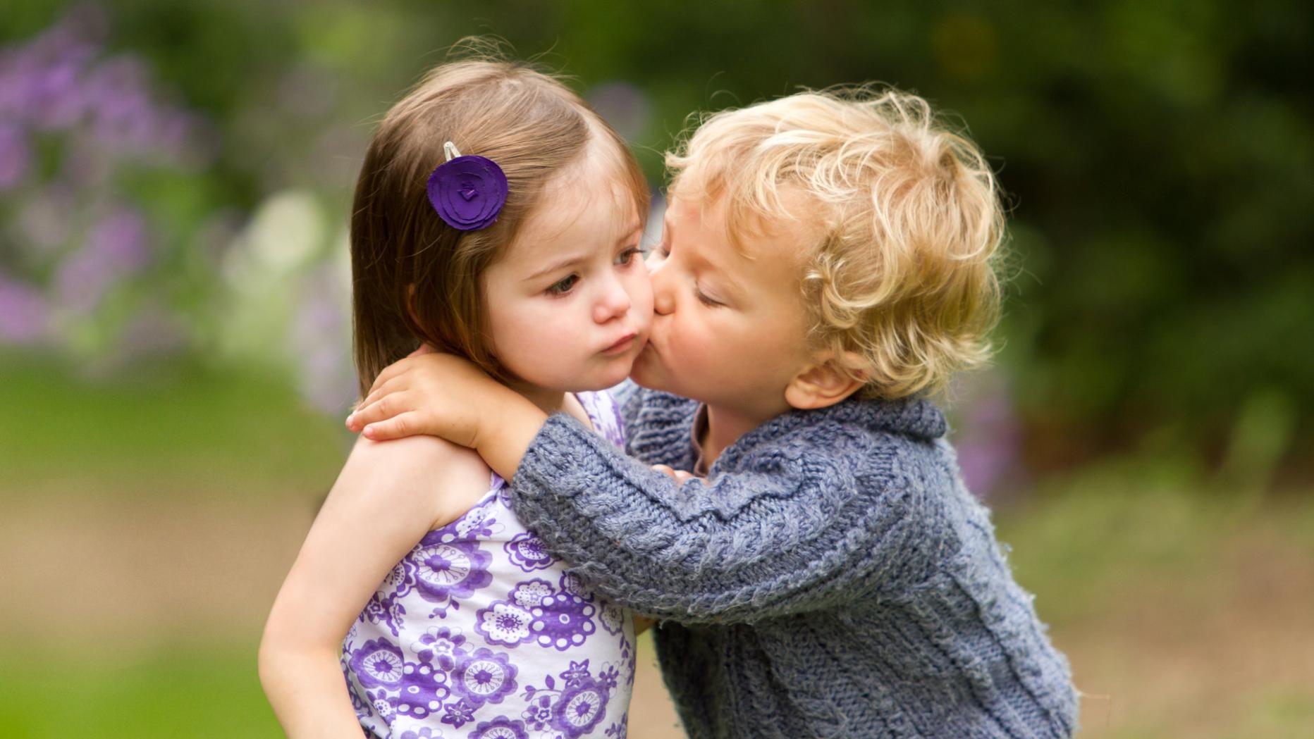 Begrüßungsrituale: Küsschen oder Handshake?