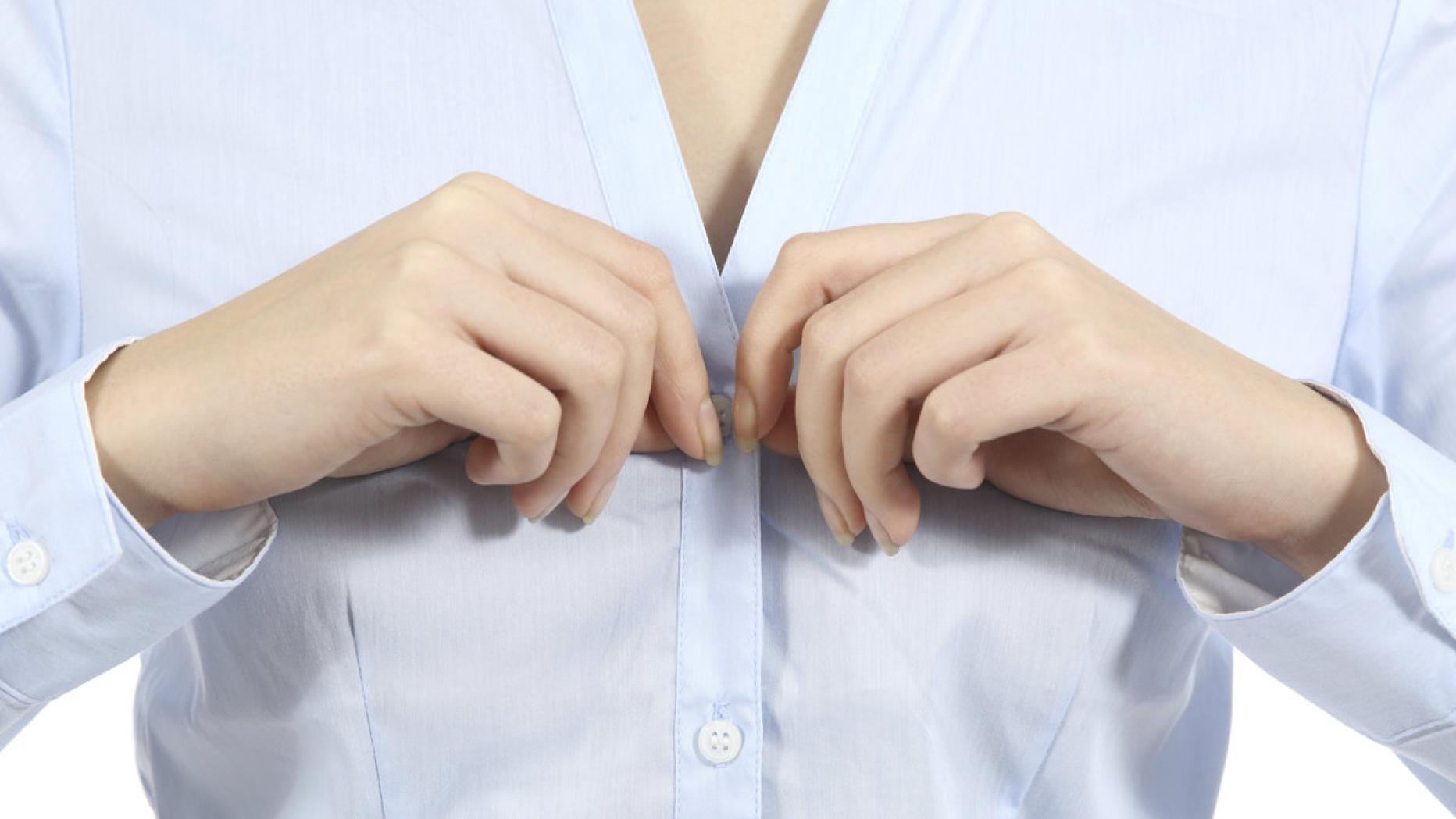 Человек расстегивает одежду. Ребенок одевается. Расстегивать одежду. Галстук с расстегнутой пуговицей. Расстегивает блузку.