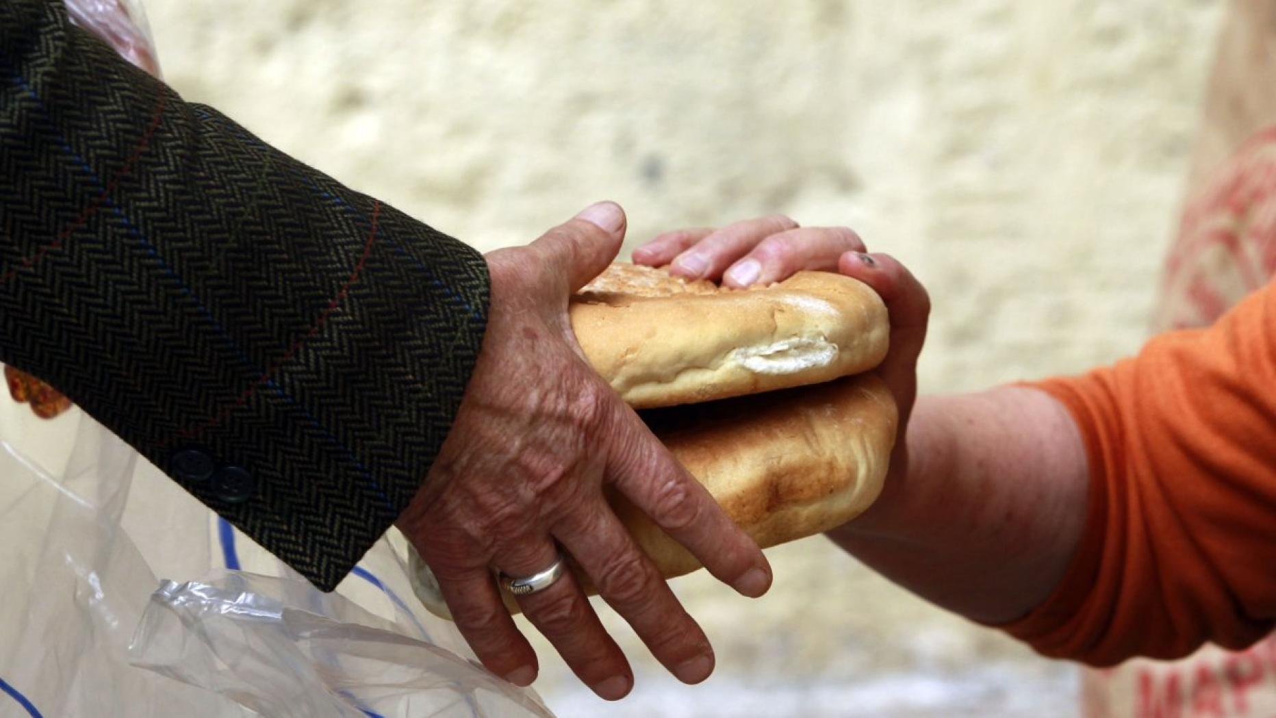 Нищета на руках. Человек с хлебом в руках бедность. Food helping.