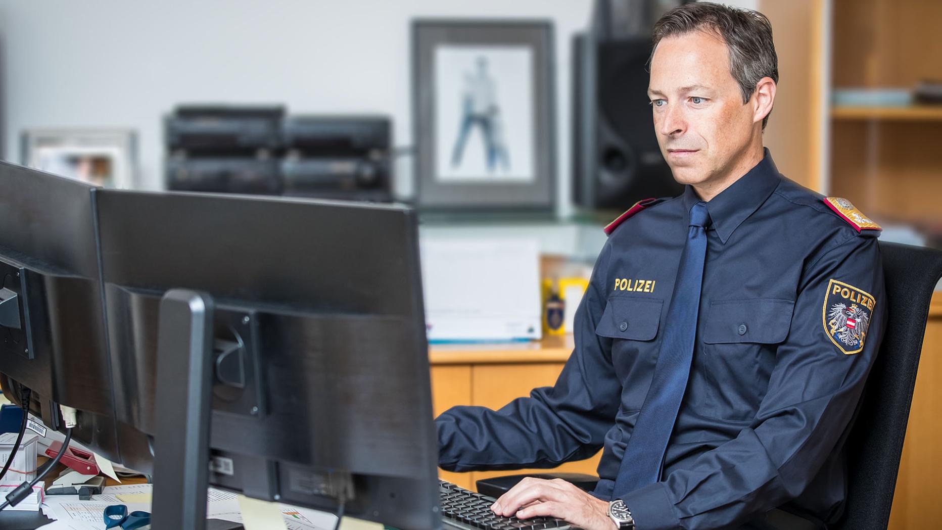 Ein Polizist als UhudlerFan
