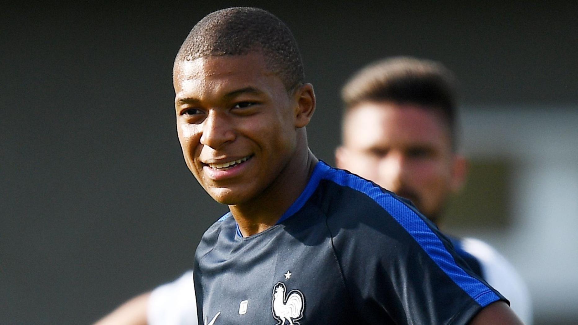 Фото носа мбаппе. Ethan Mbappé. Мама Килиана Мбаппе. Мбаппе футболист. Младший брат Мбаппе.