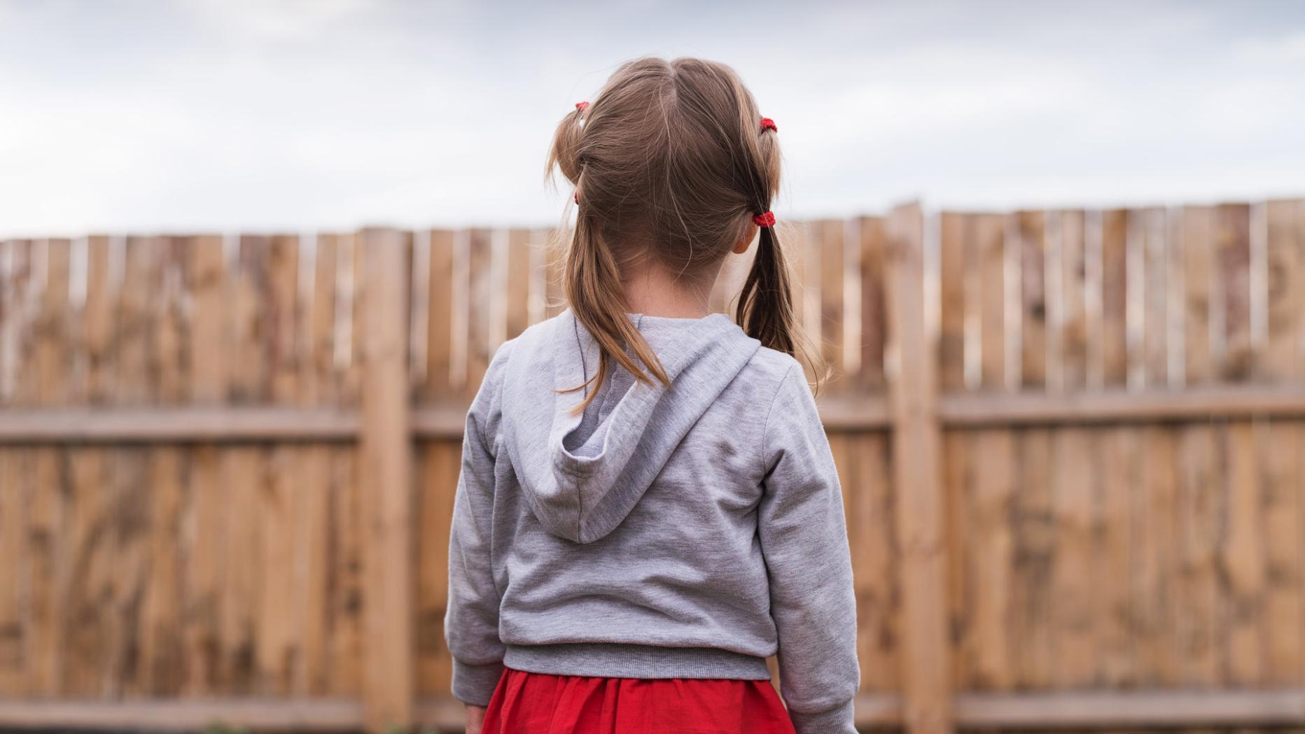Девочка ребенок со спины. Одиночество ребенка. Девочка держится за маму. Развращение подростка. Вошел в маленькую девочку.