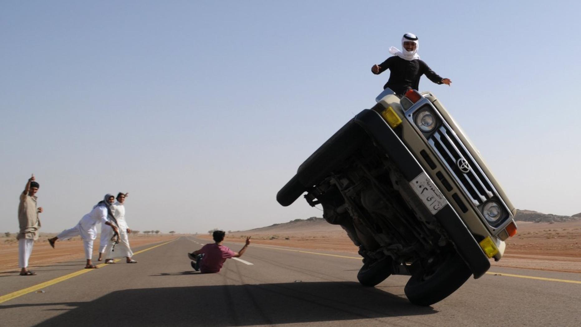 Водители за рулем каршеринга. Вождение с инструктором. Агрессивное вождение woosh приложение. Водитель за рулем. Мужчина в авто.