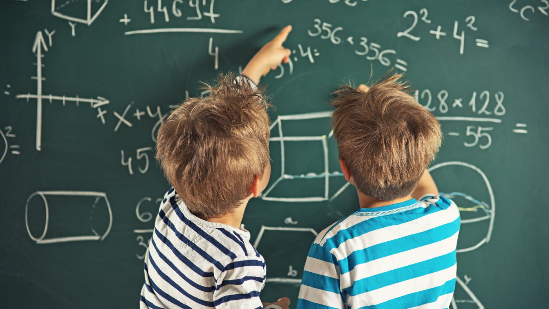 Математика воспитывает. Математика для детей. Ребенок решает задачу. Школьник математика. Ученик у доски.