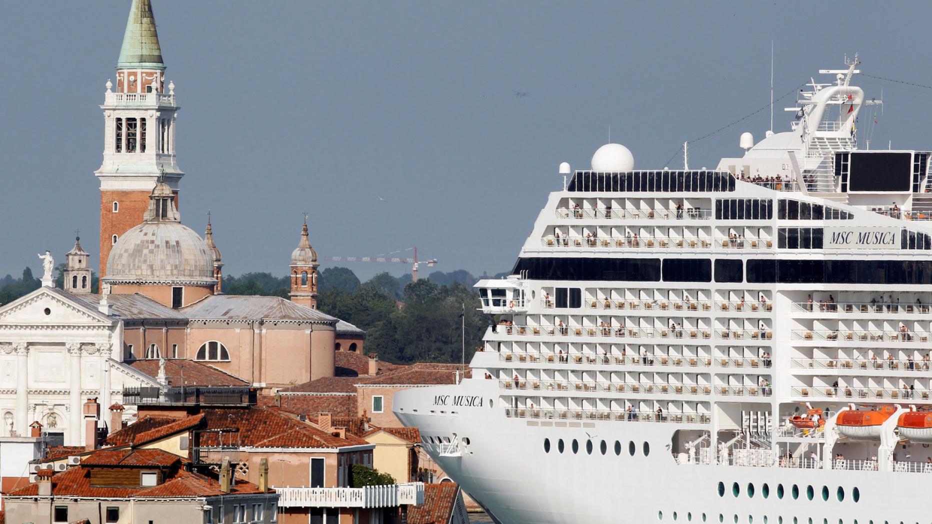 Лайнер италия. Круизный лайнер в Венеции. Океанский лайнер в Венеции. MSC magnifica в Венеции. MSC magnifica 5 в Венеции.