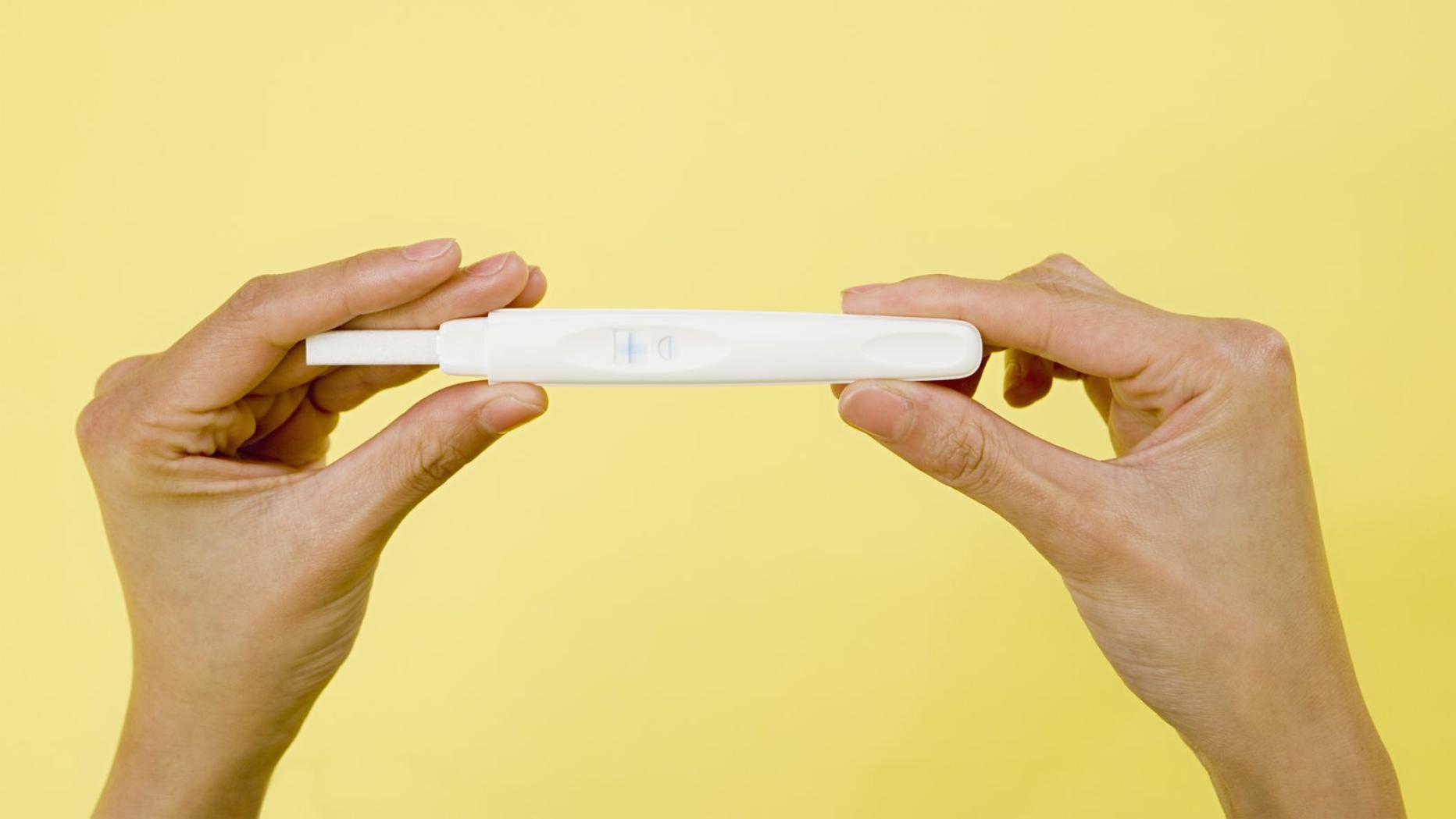 Рука с тестом на беременность