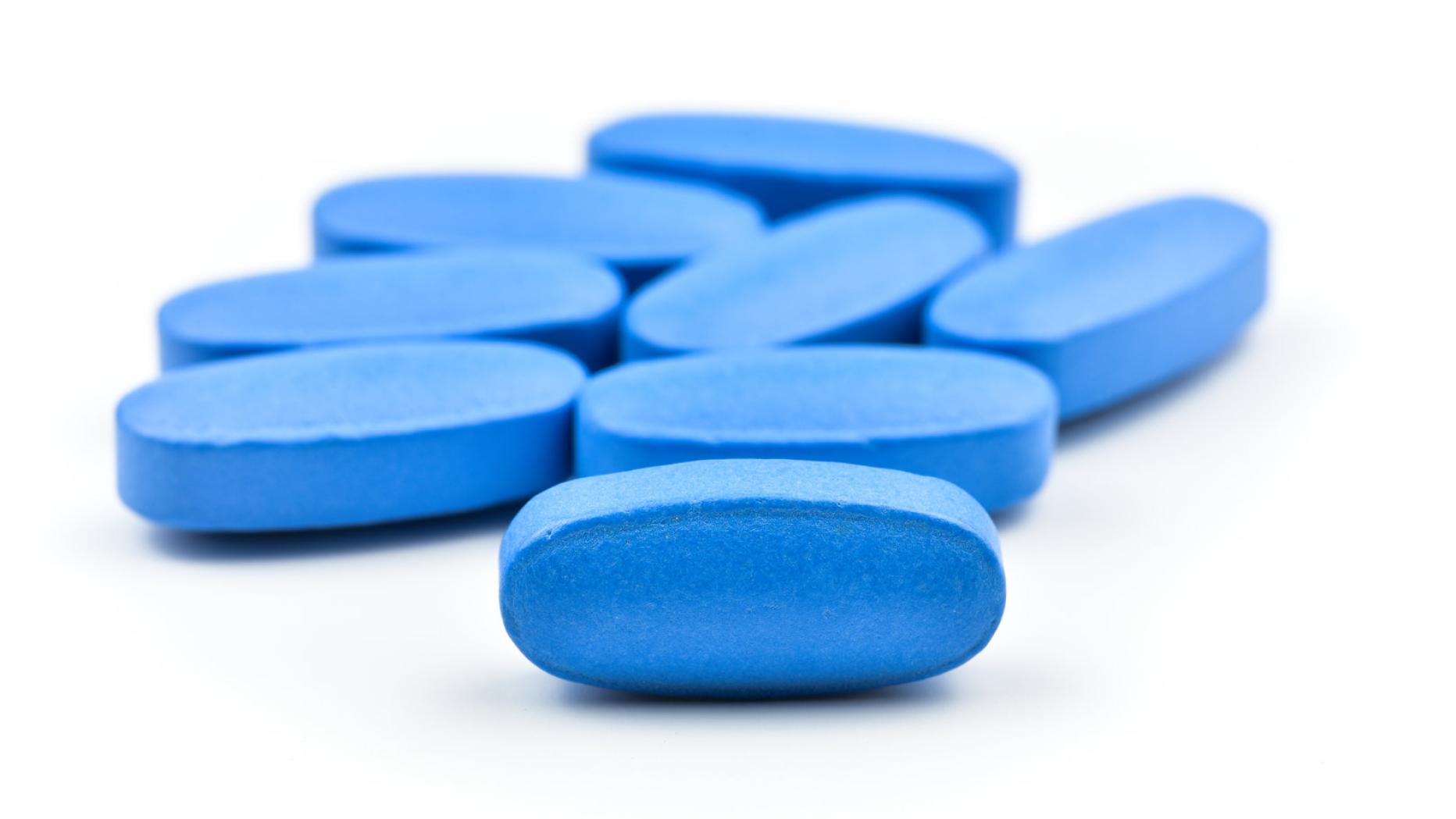 Синие таблетки от простуды. Синяя таблетка. Голубые таблетки. Виагра синие таблетки. Голубая круглая таблетка.