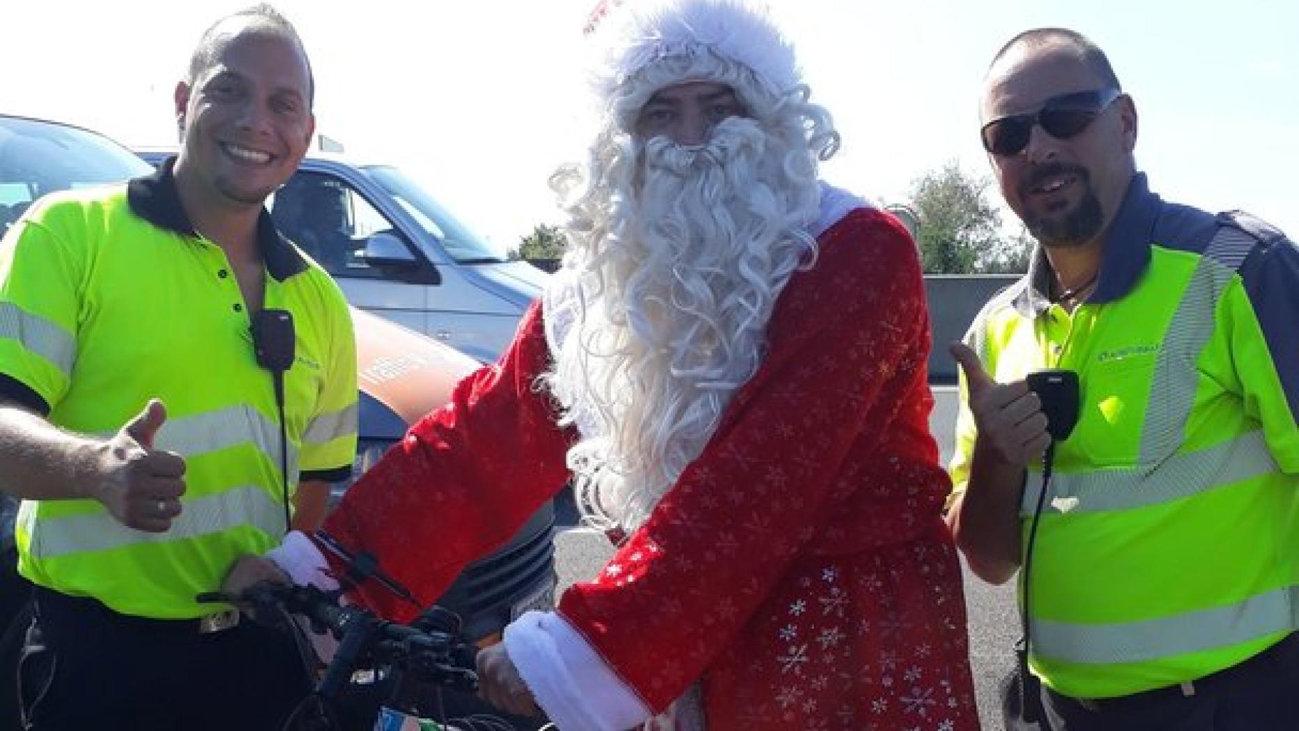 Radelnder Weihnachtsmann auf A4 gestoppt | kurier.at Russe als Santa Claus mit Fahrrad auf A4 unterwegs | krone.at
