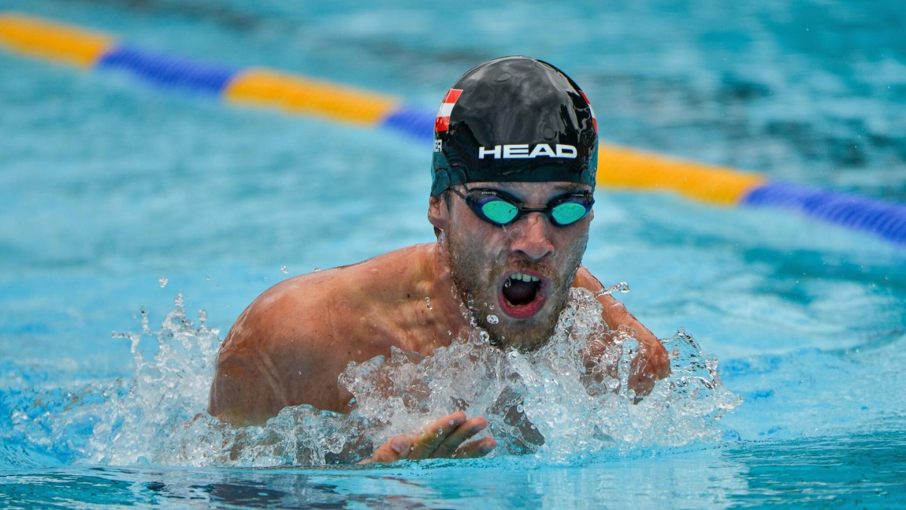 Andreas Onea Mit einem Arm aufs Podest mit Nichtbehinderten