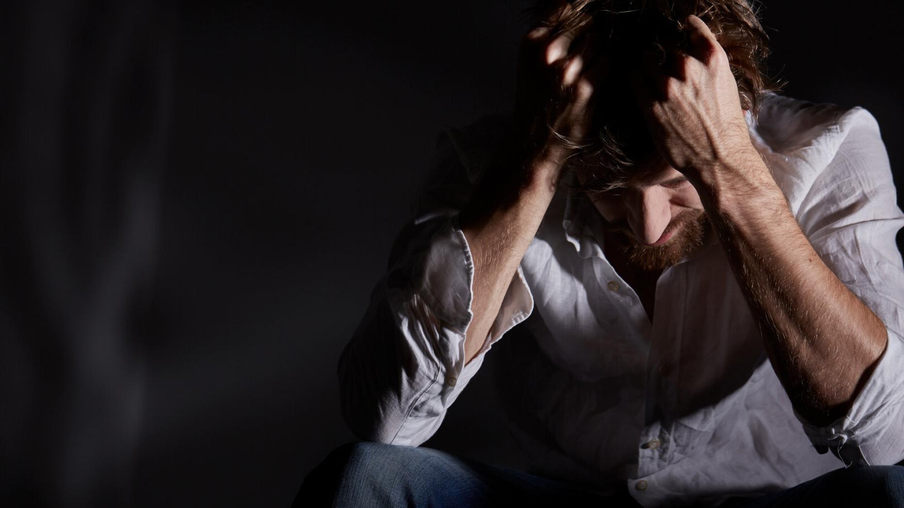 Человек в отчаянии. Как назвать человека который страдает. Как назвать человека который страдает. Как называют человека которому нравится страдать. Мужчина плачет.