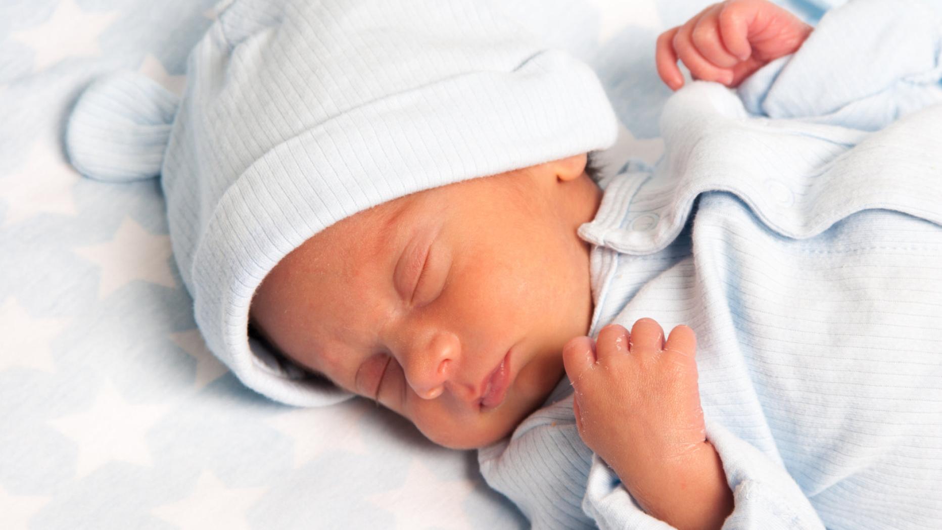 Span baby. Сладкие Новорожденные мальчики. Новорожденный мальчик сладкий. Новорожденные стоковые фото. Сон младенец мальчик с голубыми глазами.