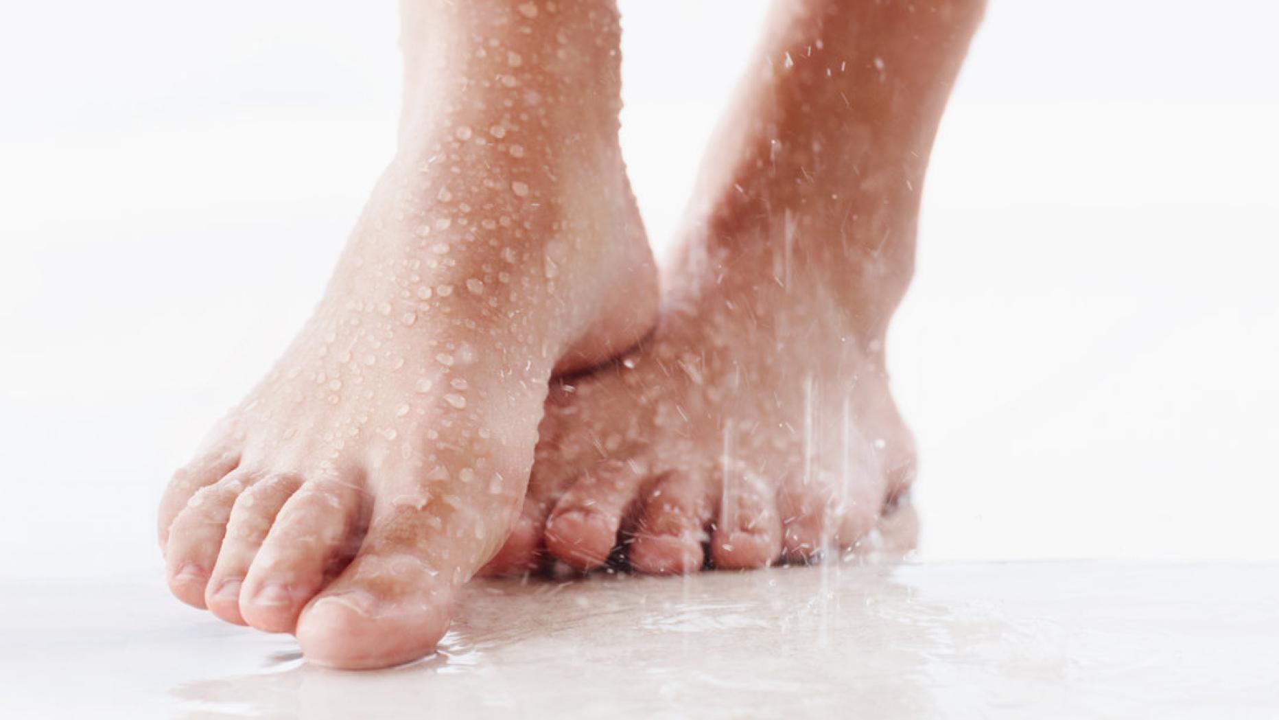 Сильно потеют ноги что делать у женщины. Мокрые ноги.