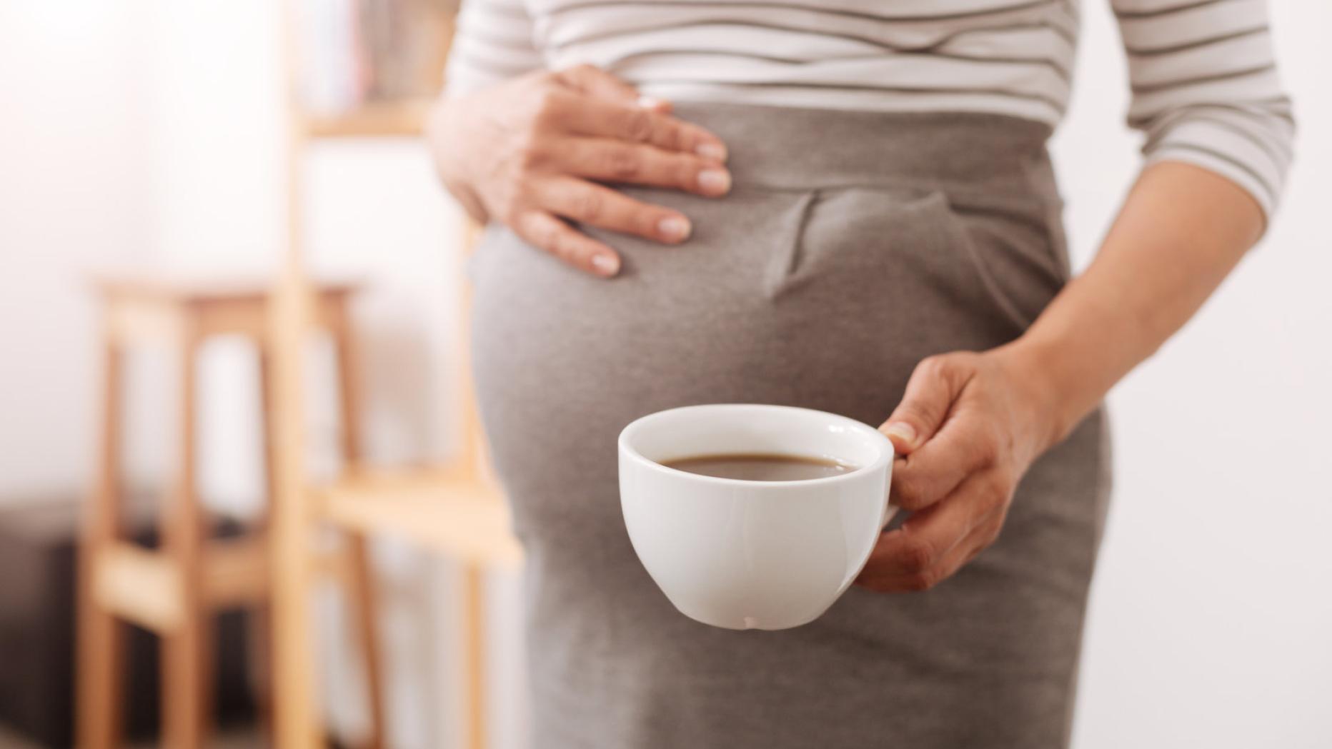 Можно кофе при беременности на ранних. Чашка кофе беременной. Кофе для беременных. Чай.