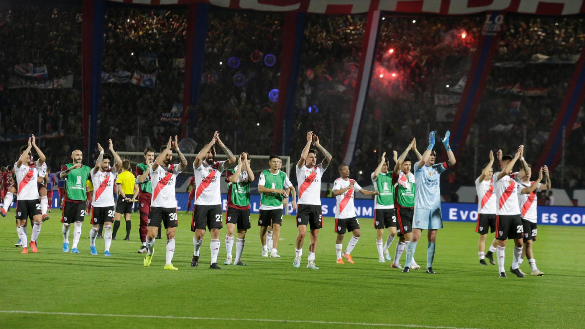 Fußballfans aus Paraguay feuern tausende Raketen ab