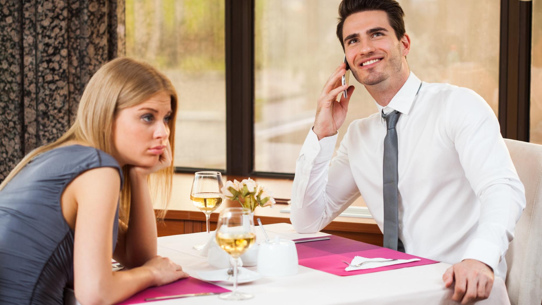 His date. Эгоист за столом. Boring Date. Excited guy talks to a bored girl.