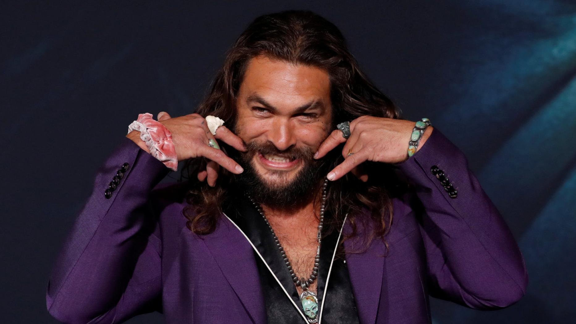 Werbespot So sieht Jason Momoa ohne Muskeln und mit Halbglatze aus