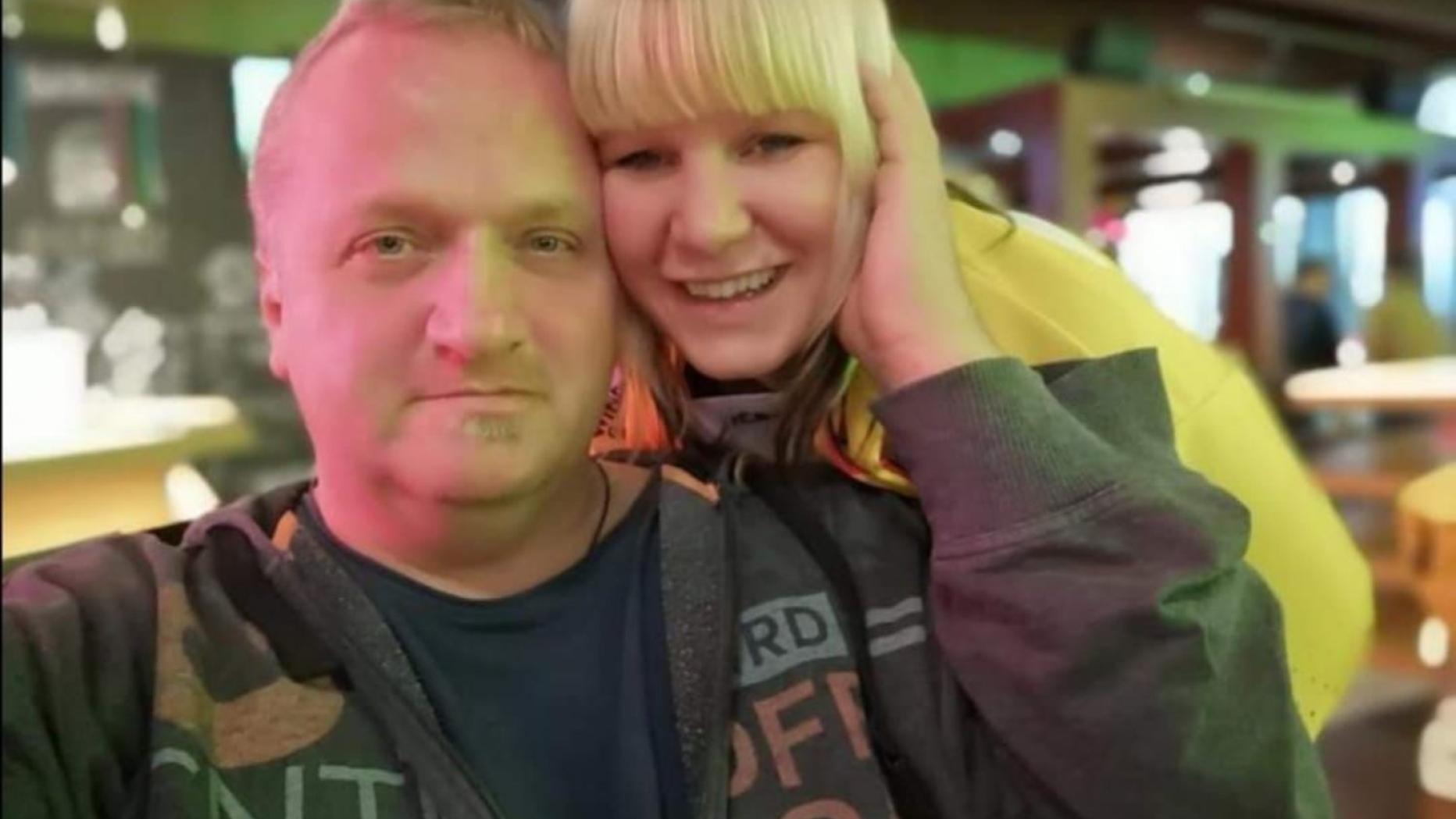 So, oder so - have fun! Mann der in sein Handy schaut und lchelt - Herzchen die herumfliegen pathdoc - | Dating Apps - so Dating Apps: Wien fr Singles, Speeddating und Single Party