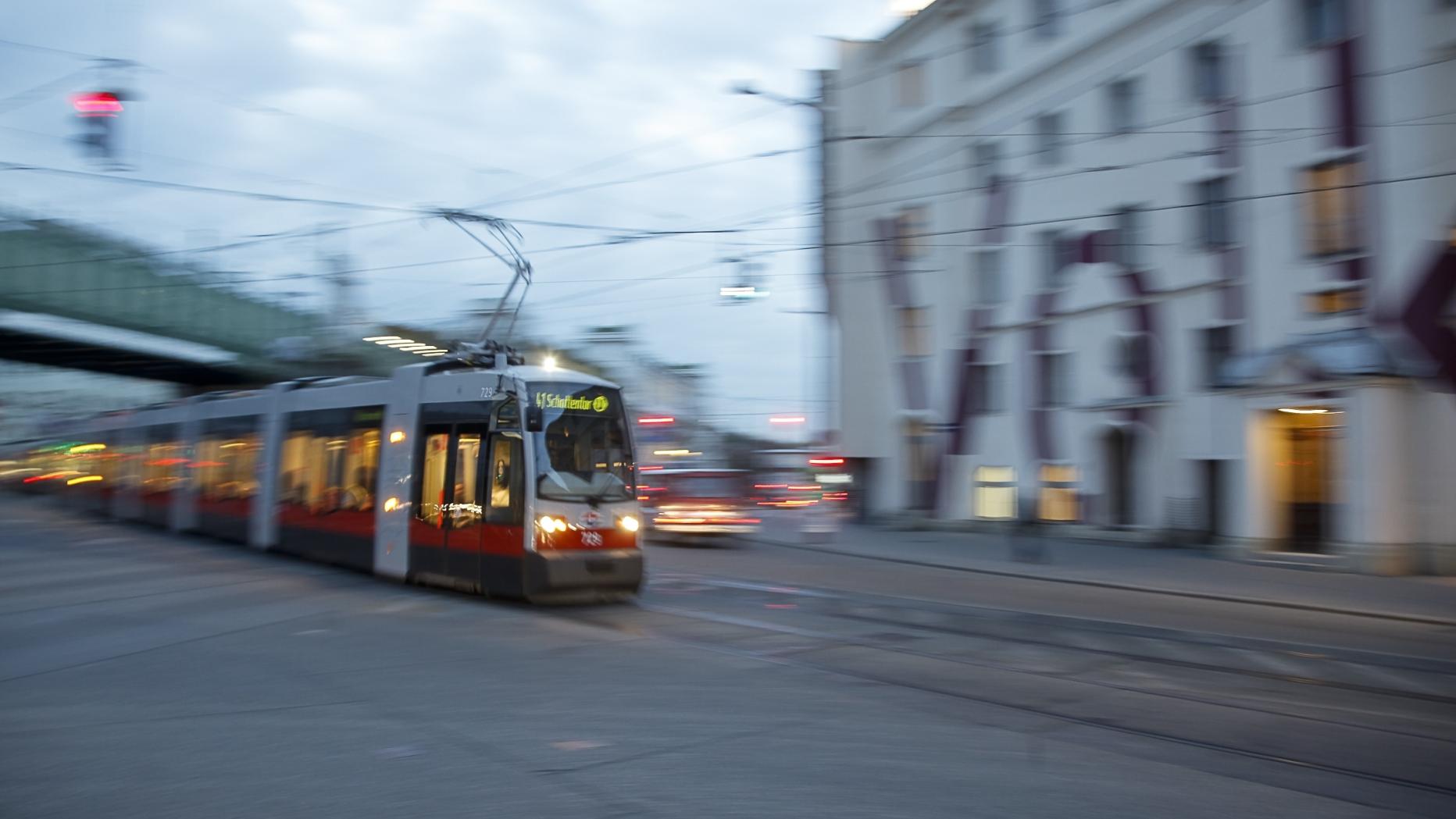 Nach Unfall Mit Straßenbahn: Männer Machen Selfies Mit Opfer