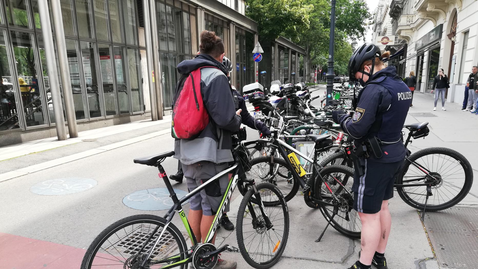 Schwerpunkt in Wien: Zahlreiche Anzeigen gegen E Scooter Fahrradpolizei: Schikane für Radfahrer oder Polizisten zum