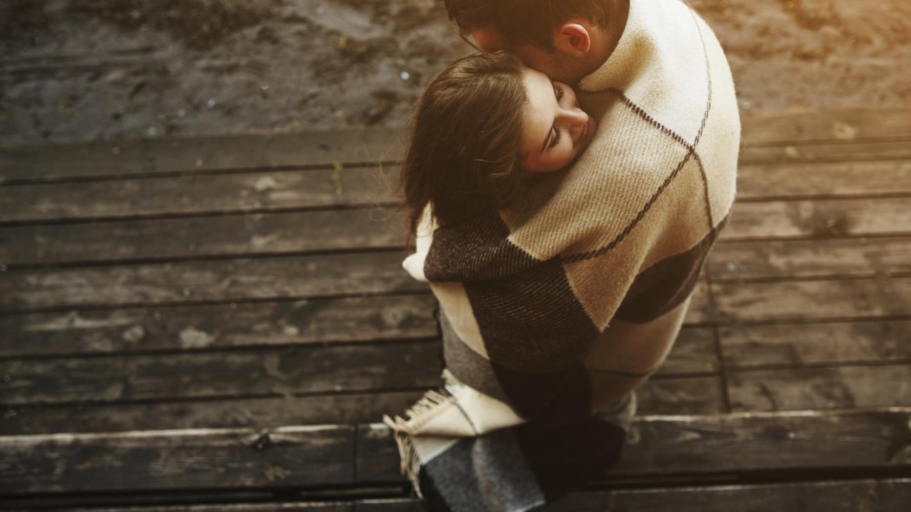 Женщина обнимает. Обнимает девушку. People in love. Сон в обнимку картинки. Приснилось что обнимает парень.