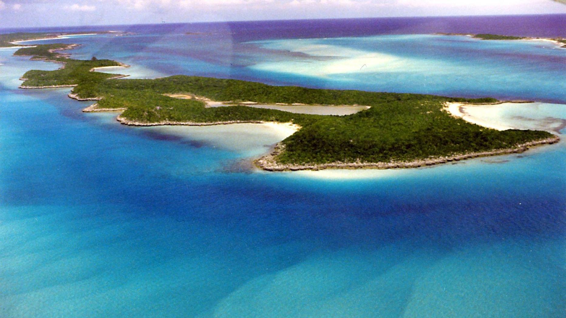 Little halls. Остров Джонни Деппа на Багамах. Остров little Hall’s Pond cay в багамском архипелаге. Остров Литтл Холлс Понд Кей. Личный остров Джонни Деппа.