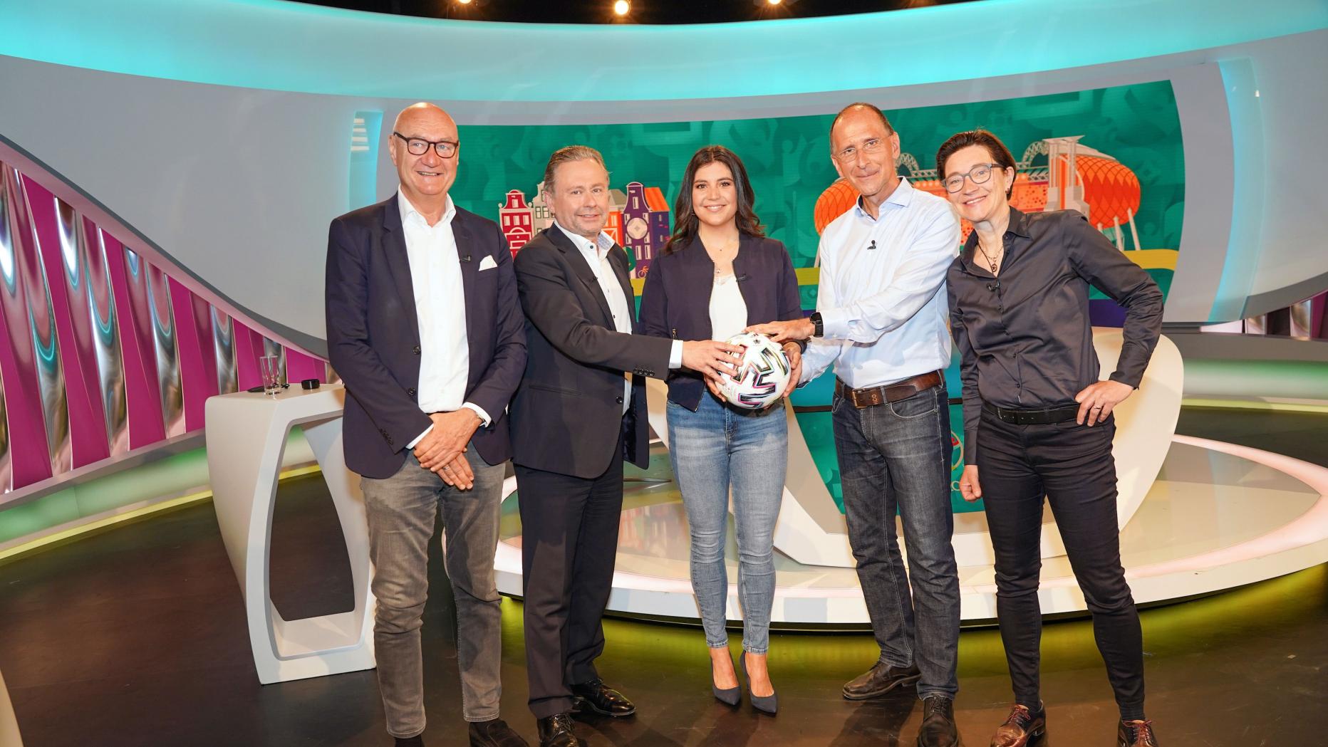 Fußball-EM im ORF Kommentatoren-Bild mit Dame kurier.at