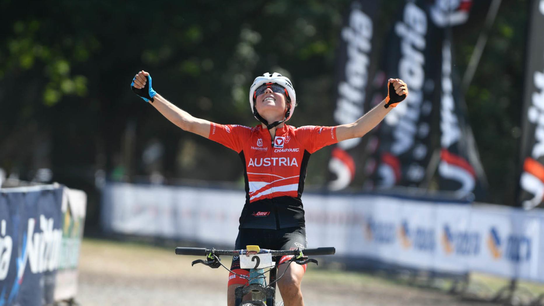Mona Mitterwallner gewinnt bei der MountainbikeEM Gold