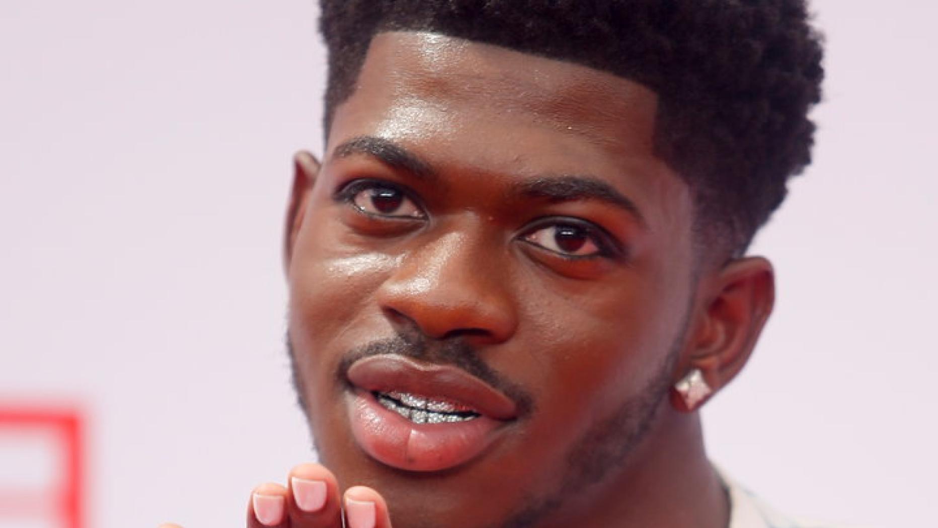 Rapper Lil Nas X wirbt mit Schwangerschaftsbauch für Debütalbum | Kurier