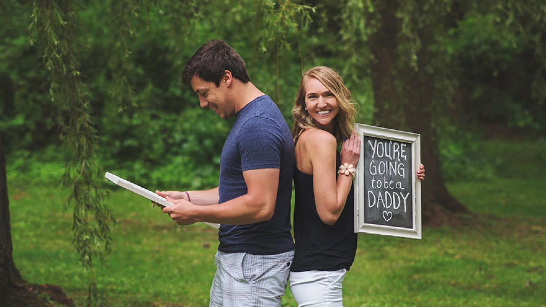 Wife surprises husband. Подарок девушке. Пара с подарками. Показать подарки мужу и жене на новый год. С рождеством жена.