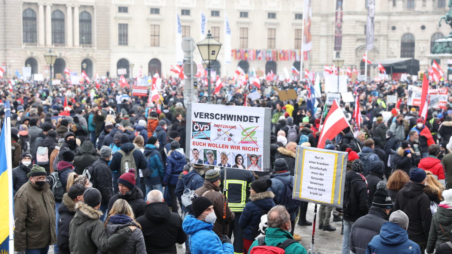 10 тыс октябре. Протесты в Австрии. 10 Тысяч человек. Австрия митинг за Россию. Протесты против Локдауна.