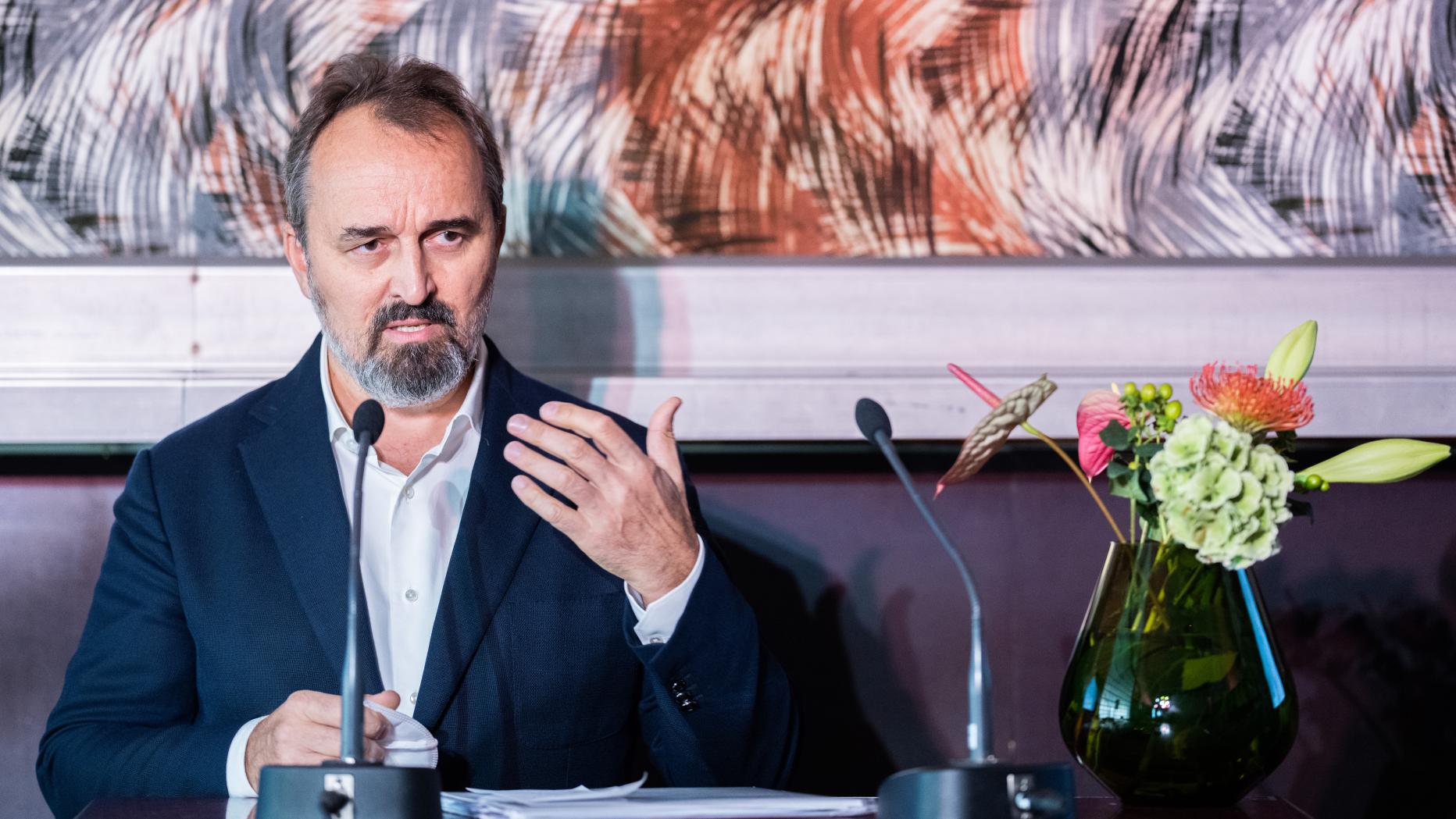 Dmitry Aksenov zieht sich aus der