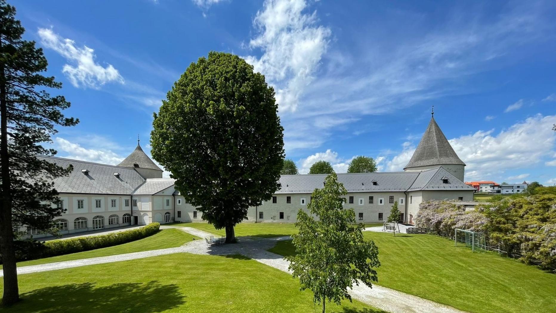 Schloss zu verkaufen Ruhige Lage, großer Garten