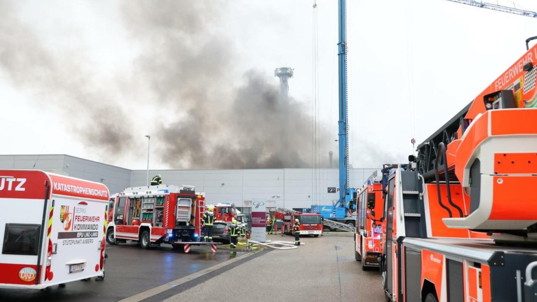 Brand in Hörsching Nähe Linz Großeinsatz der Feuerwehr kurier.at Brand in Hörsching Nähe Linz Großeinsatz der Feuerwehr kurier.at