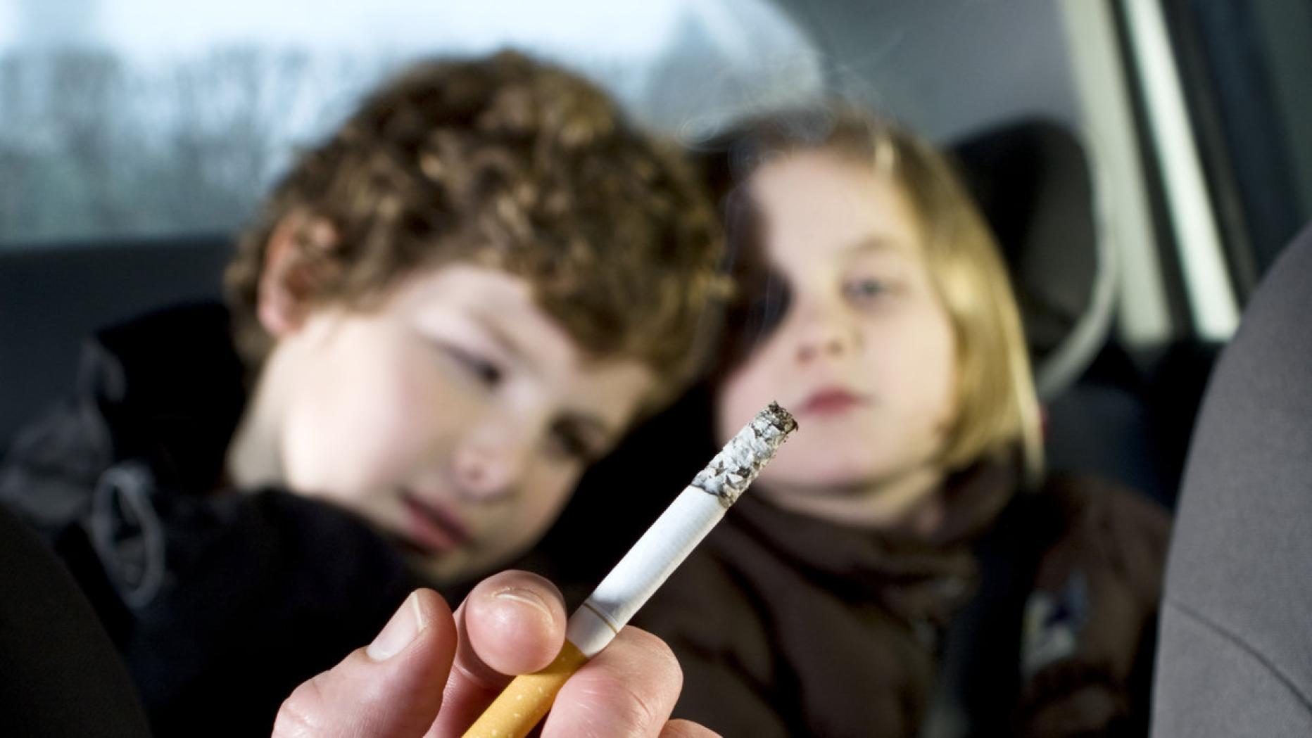 Подростки пьют курят. Курение подростков. Курящий подросток. Подросток с сигаретой. Табакокурение детей и подростков.