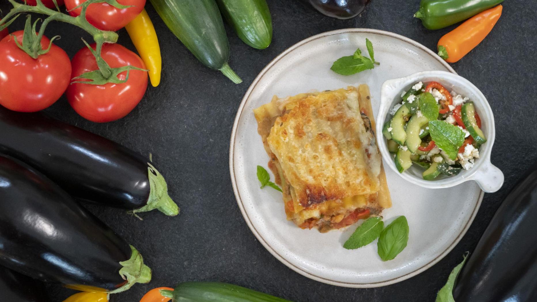 Gartenfrisch aus dem Kochsalon: Melanzani-Lasagne mit Kräuter-Gurkensalat