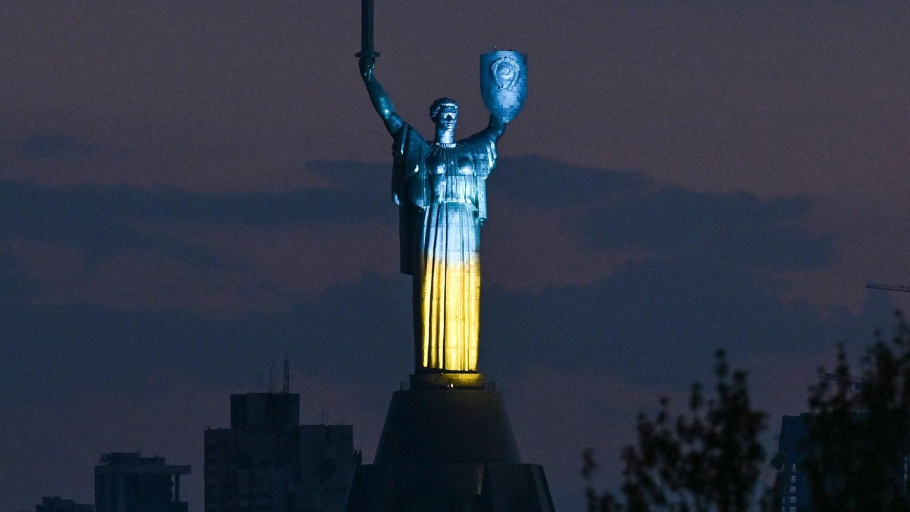 Sowjetsymbole von riesiger MutterHeimatStatue in Kiew entfernt