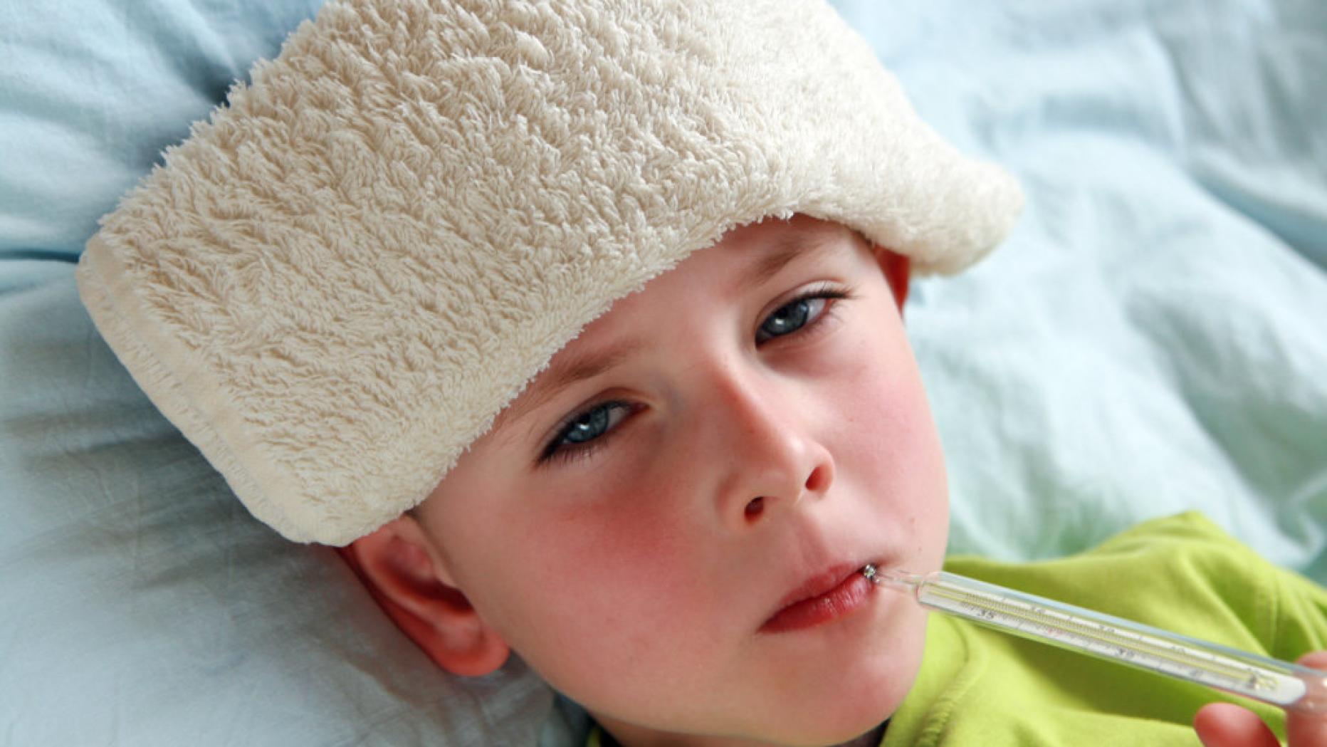 Помощь детям при высокой температуре. Компресс на голову. Холодный компресс на лоб. Холодный компресс для детей.