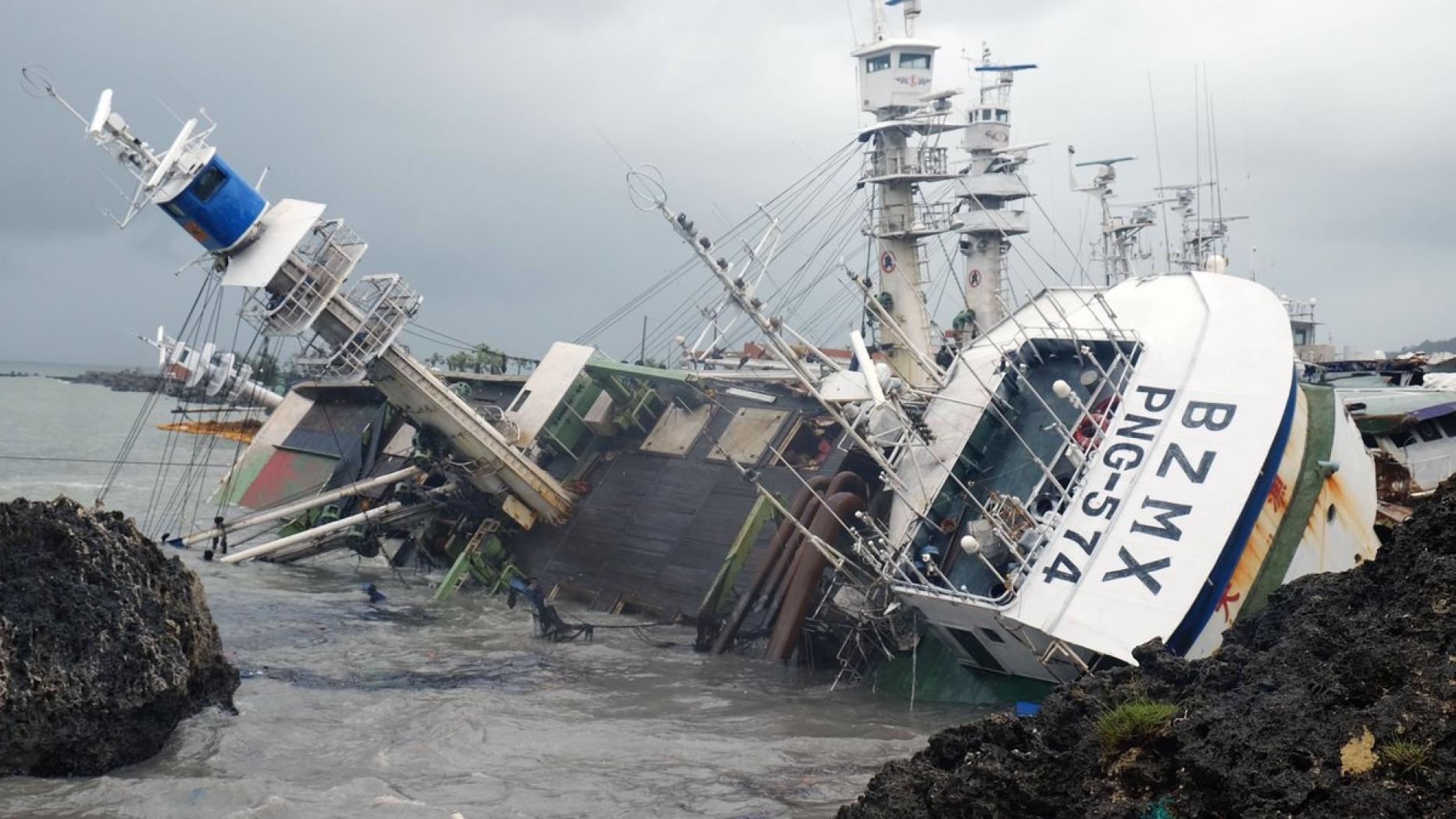 Какие из перечисленных островов страдают от тайфунов. Тайфуны обрушиваются на побережья островов. Тайфун в Сямыне. Тайфун к голландец. Стена тайфуна туристический корабль.