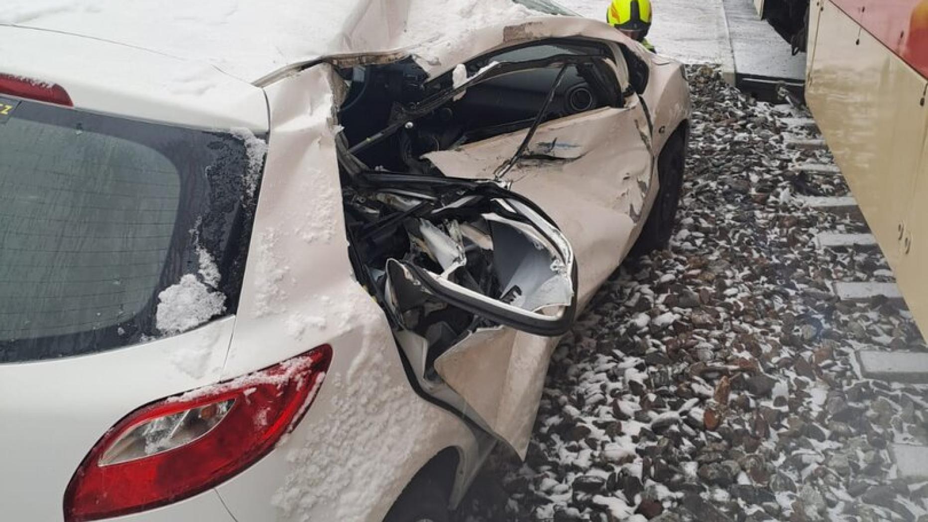 NÖ: Pkw-Lenker überstand Crash mit Zug ohne Verletzungen | Kurier