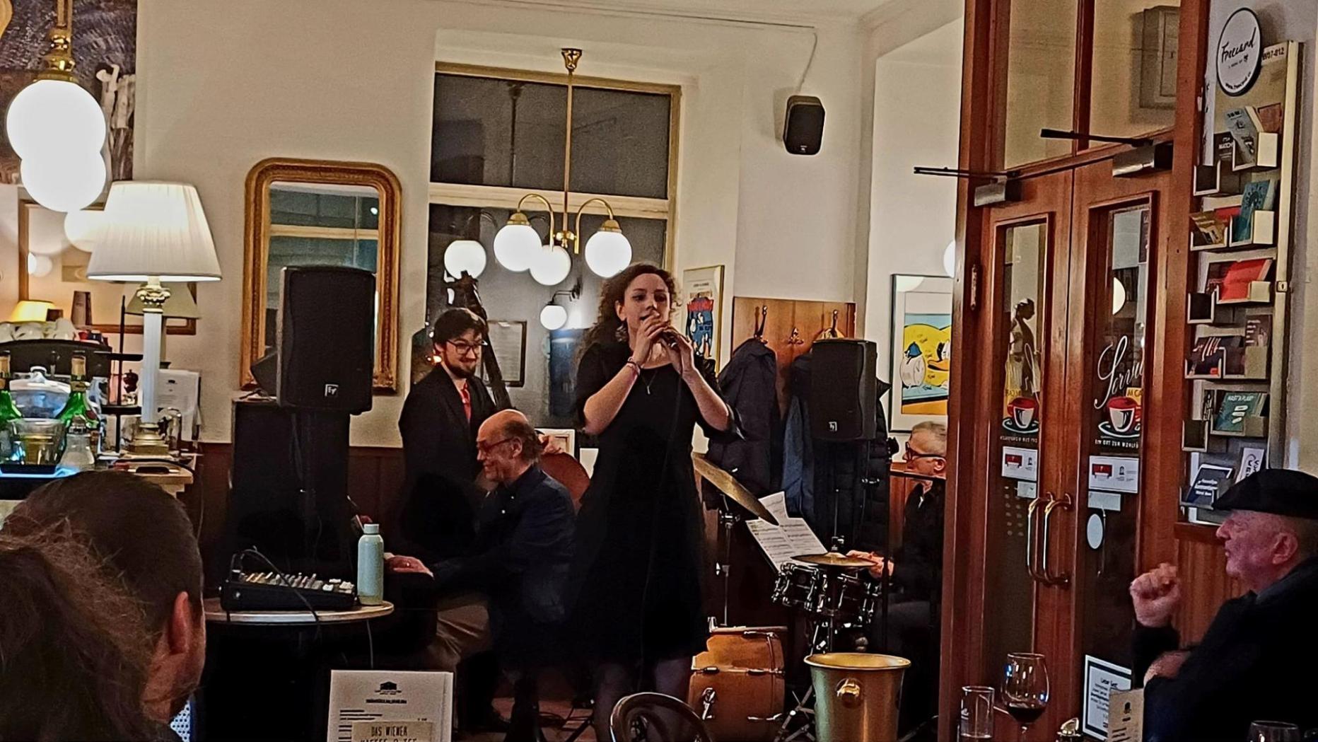 Wie das Wiener Café Volkstheater mit Jazz in die Woche startet