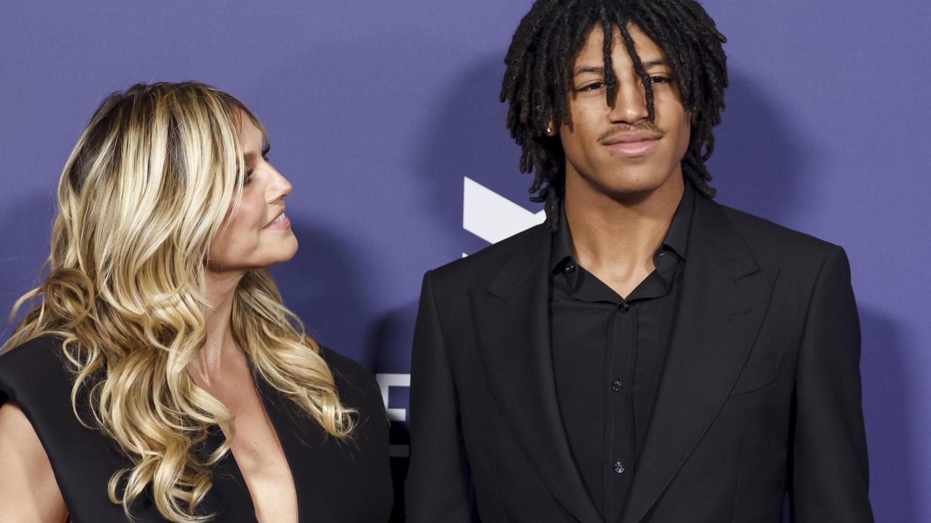 Heidi Klum händchenhaltend mit Sohn Henry bei den AMAs | Kurier