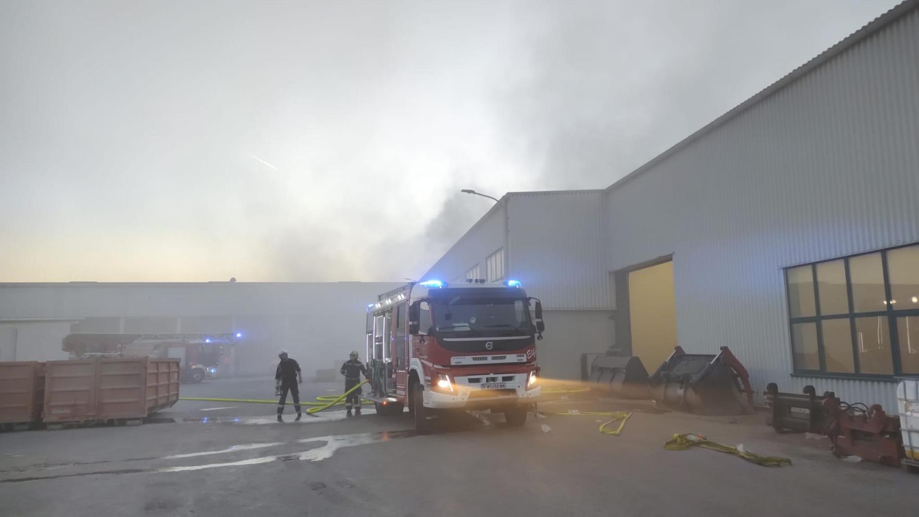Brand in Müllverarbeitungsanlage in Wiener Neustadt: Dichter Rauch erschwert Löscharbeiten — image 3