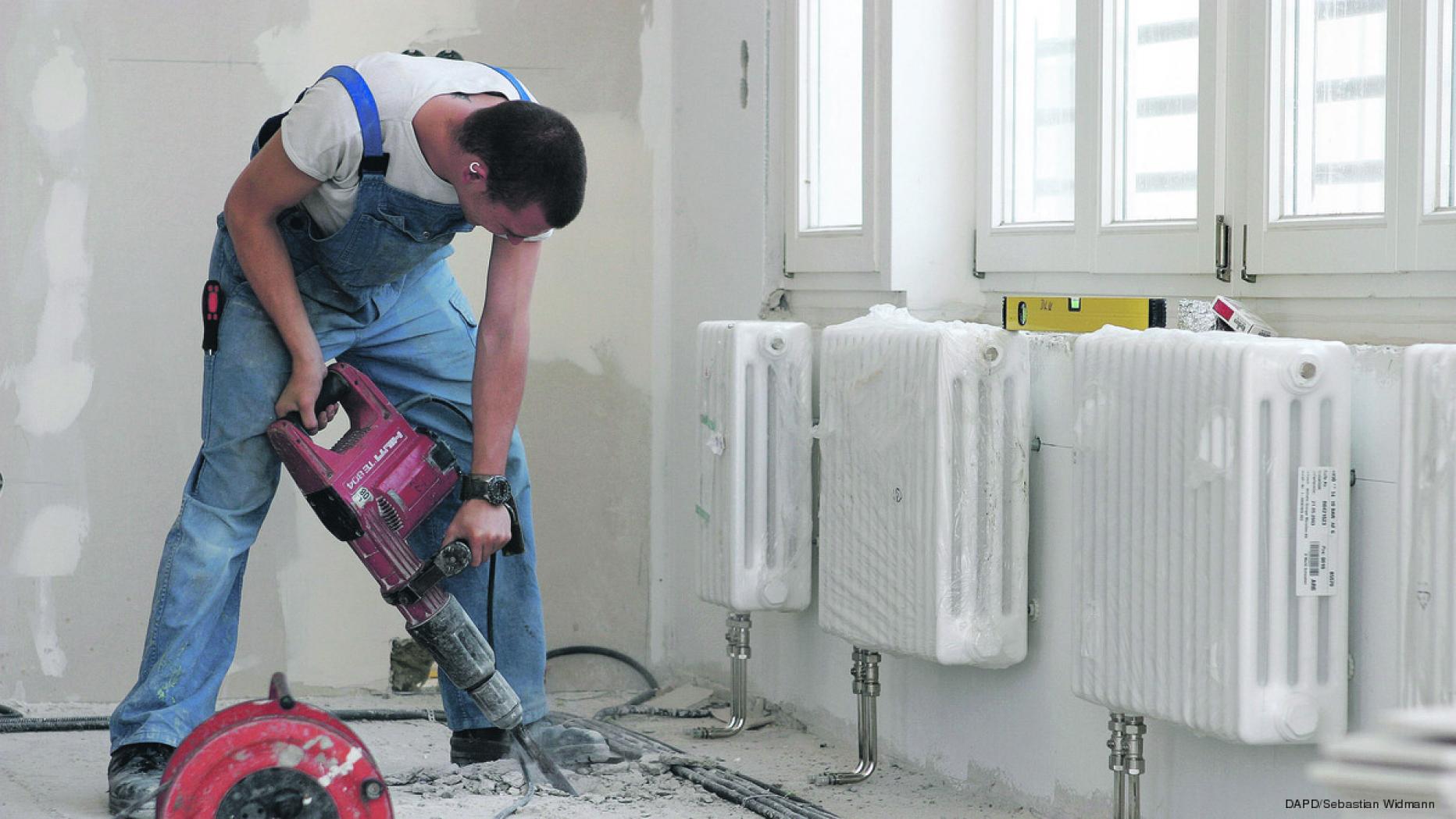 Монтаж радиаторов отопления. Сантехника установка радиаторов. Отопление в квартире. Покраска радиаторов. Монтаж радиаторов.