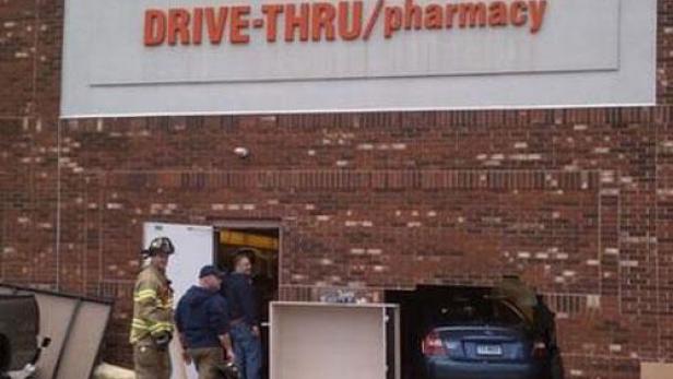 Ein Auto ist in die Wand einer Apotheke mit Drive-Thru gefahren.